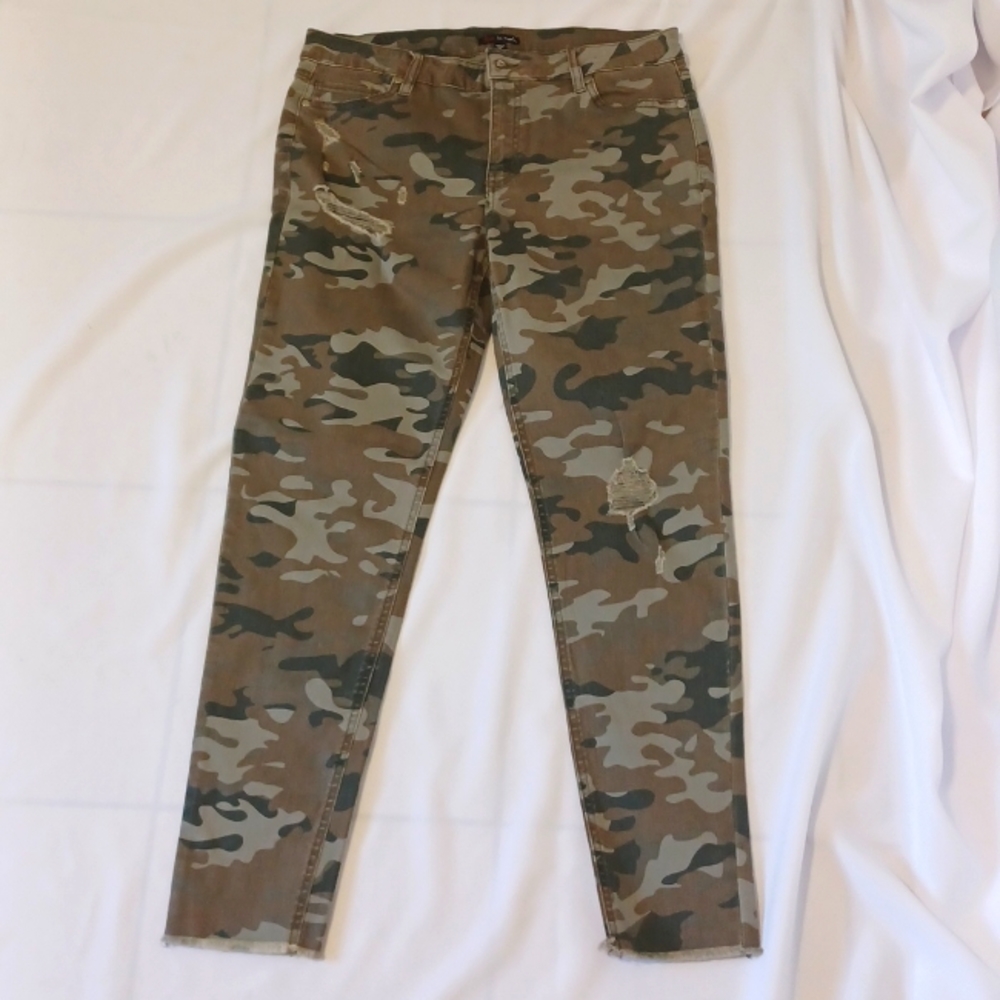 Fire Los Angeles Women's Camo Pant Size 11